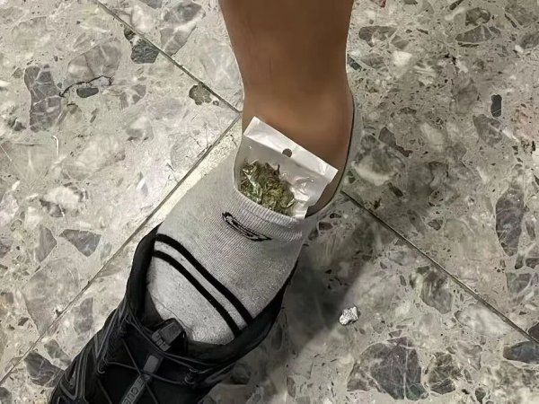 联美配资 深圳海关拦截一步伐异常男子，感觉有异常气味，在其右脚袜子内查获2.9克大麻